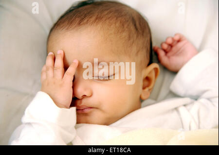 Indische baby Junge Kind schlafen die Hand auf die Augen - HERR #736 LA Stockfoto