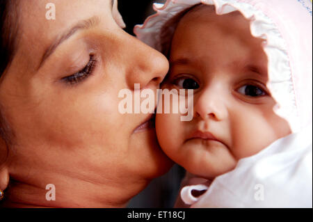 Indische Mutter küssen Baby auf Wangen - Herr #736 k&736 la-Rmm 179711 Stockfoto