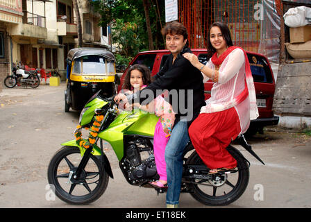 Indische Familie Reiter neue Motorrad Mumbai Maharashtra Indien Asien - HERR Nr. 364 Stockfoto