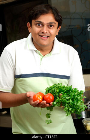 Indischen Jüngling mit Gemüse in Hand Herr #364 Stockfoto