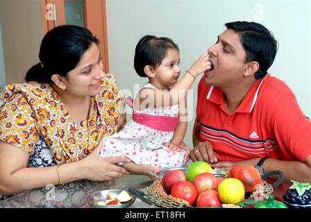 Baby füttern Vater HERR#364 Stockfoto
