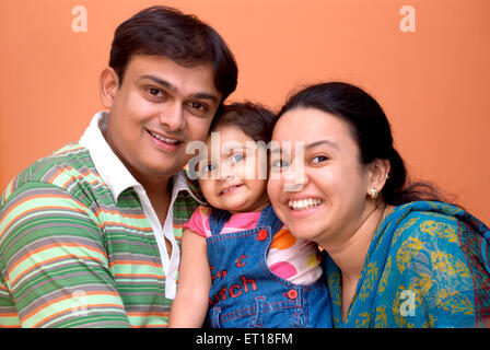 Indische Familie Vater Mutter Kind Wangen berühren - HERR Nr. 364 Stockfoto
