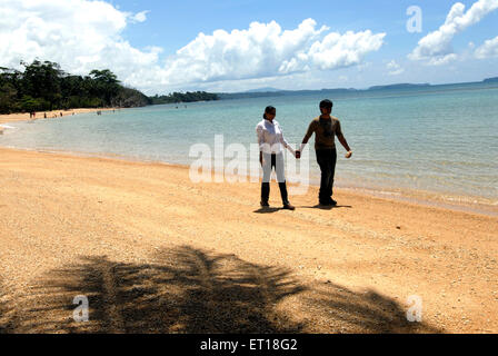 Paare, die am Radhanagar Strand; Havelock Inseln; Golf von Bengalen; Andaman und Nicobar Inseln Stockfoto