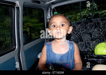 Indische Mädchen überrascht die Augen weit offen Sitzen im Auto - HERR #736 L Stockfoto