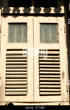 Altes geschlossenes Holzfenster Indien Stockfoto