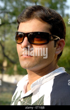 Ein Junge mit Sonnenbrille sieht MR. 364 Stockfoto