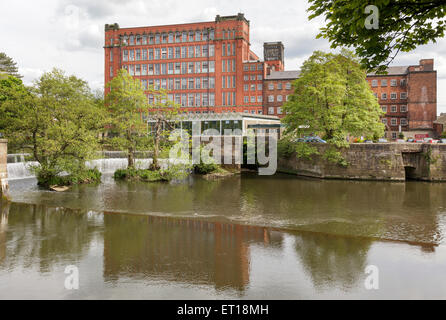 Belper East Mill und Weir, Derbyshire, England Stockfoto