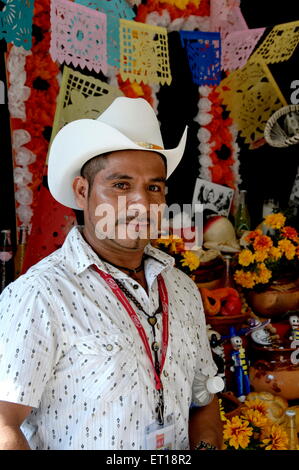 Ernesto Gomez - mexikanischer Dia de los Muertos Altarbauer und Papel-picado-Hersteller im Folk Life Center des Richmond (VA) Folk Festivals. Stockfoto