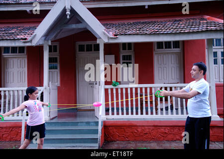 Indian-Vater und Tochter spielen Spiel Herr #364 Stockfoto