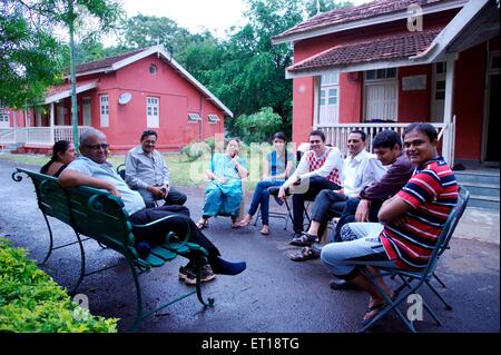 Familie sitzt vor dem Haus HERR Nr. 364 Stockfoto