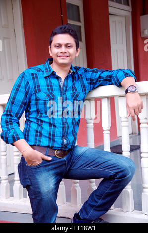 Junger Mann in blauer Jeans, der vor dem Haus MR#782W steht Stockfoto