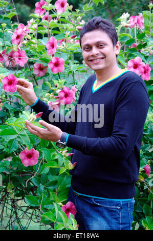 Man berühren Blume im Garten HERR #782 W Stockfoto