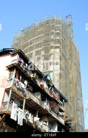 Altes Haus im Vordergrund und Multi-storied Gebäude; Bombay Mumbai; Maharashtra; Indien November 2008 keine PR Stockfoto