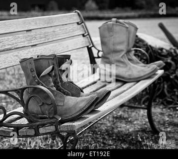 Schuhe trocken auf einer Bank aus Westen. Stockfoto