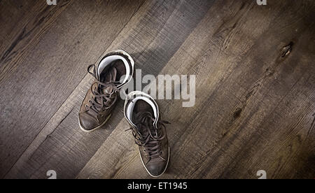 Turnschuhe im Stock auf hölzernen Hintergrund Stockfoto