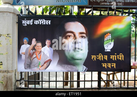 Poster von Rajiv Gandhi Sonia Gandhi und Rahul Gandhi mit Manmohan Singh; Bombay; Mumbai; Maharashtra; Indien Stockfoto