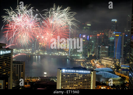 Luftaufnahme des Nachtleben in der Nähe von Suntec City; Singapur Stockfoto