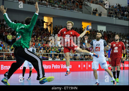 Tomas Hes (CZE), zweiter von links, Schüsse gegen Torwart Cyril Dumoulin (FRA), als Leos Petrowski (CZE), zweiter von rechts, und Luka Karabatic (FRA) Blick auf während Qualifikationsspiel Handball Tschechien Vs Frankreich 2016 Herren Europameisterschaft in Brno, Tschechische Republik, am 10. Juni 2015. (Foto/Vaclav Salek CTK) Stockfoto