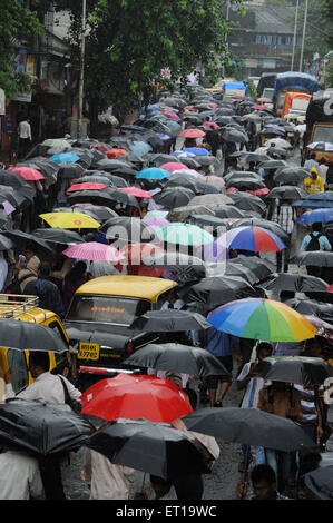 Passanten in der belebten Straße mit bunten Regenschirm Mumbai Maharashtra Indien Stockfoto