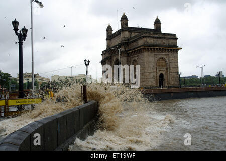 Flut mächtig krachen Wellen Go Crazy Monsunzeit am Gateway of India Mumbai Asia Stockfoto