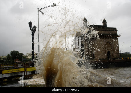 High Tide kräftigen Absturz Wellen während der Monsun-4,8 Meter am Gateway of India Asia Stockfoto