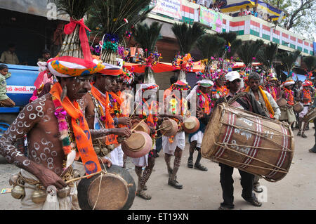 Tribals in Holi Festival Tanz; Kawant; Gujarat; Indien, März 2010 Stockfoto