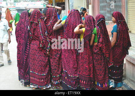 Stammes- Frauen in ähnlichen sarees in Kawant Gujarat Indien Stockfoto
