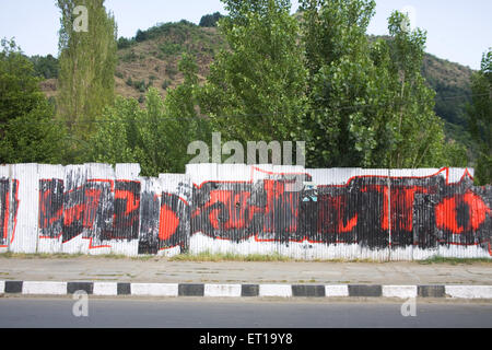 Slogan geschrieben auf Zinnzaun ; Srinagar ; Jammu und Kaschmir ; Indien Stockfoto