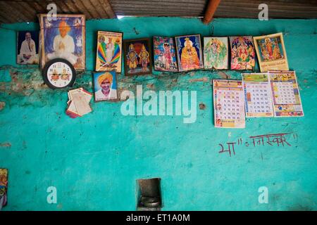 Fotos von Göttern und Kalendern an der Wand im Haus Nandur Marathwada Maharashtra Indische Götter Stockfoto