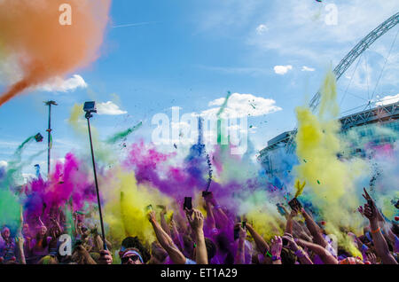 Das Finale des Color Run mit Farbexplosionen. Wembley London Stockfoto