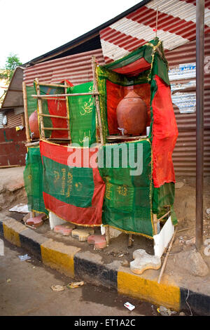 Trinkwasser Töpfe auf Muharram Festival; Ashura heiligen zehnten Tag; Bombay; Mumbai; Maharashtra; Indien; Asien Stockfoto