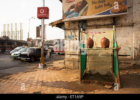 Trinkwasser Töpfe auf Muharram Festival; Ashura heiligen zehnten Tag; Bombay; Mumbai; Maharashtra; Indien; Asien Stockfoto