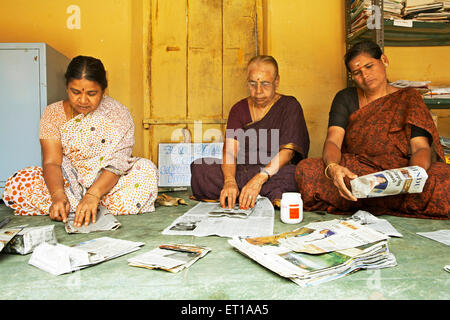 Frauen, die Papiertüten machen, NGO, Chinmaya Organisation für ländliche Entwicklung, CORD, Deuladiha, Telkoi, Kendujhar, Orissa, Odisha, Indien, Asien Stockfoto