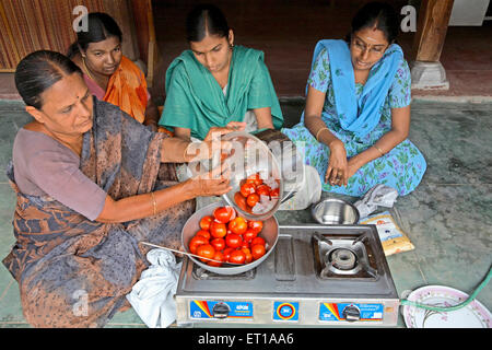 Frauen, die Tomatensauce machen, NGO, Chinmaya Organisation für ländliche Entwicklung, CORD, Deuladiha, Telkoi, Kendujhar, Orissa, Odisha, Indien, Asien Stockfoto