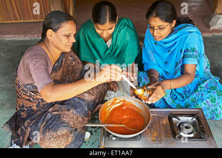 Frauen, die Tomatensauce machen, NGO, Chinmaya Organisation für ländliche Entwicklung, CORD, Deuladiha, Telkoi, Kendujhar, Orissa, Odisha, Indien, Asien Stockfoto