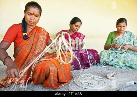 Frauen, die Bananenfaser-Kunst machen, NGO, Chinmaya Organisation für ländliche Entwicklung, CORD, Deuladiha, Telkoi, Kendujhar, Orissa, Odisha, Indien, Asien Stockfoto