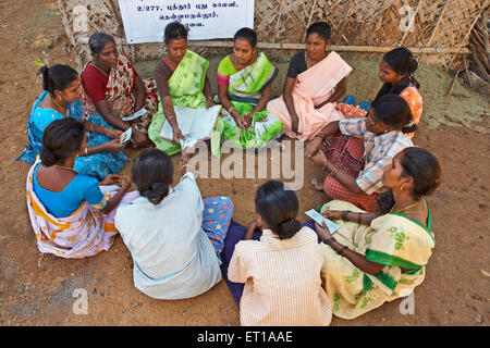 Damen Freiwillige sammeln Beiträge, NGO, Chinmaya Organisation für ländliche Entwicklung, CORD, Deuladiha, Telkoi, Kendujhar, Orissa, Odisha, Indien Stockfoto