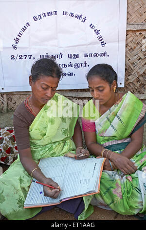 Ehrenamtliche Damen, NGO, Chinmaya Organisation für ländliche Entwicklung, CORD, Deuladiha, Telkoi, Kendujhar, Orissa, Odisha, Indien, Asien Stockfoto