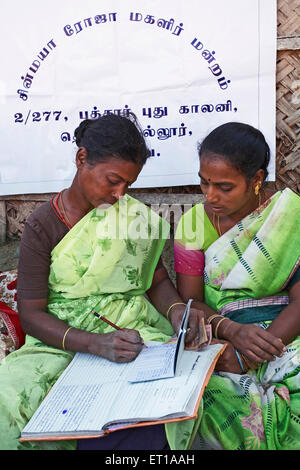 Ehrenamtliche Damen, NGO, Chinmaya Organisation für ländliche Entwicklung, CORD, Deuladiha, Telkoi, Kendujhar, Orissa, Odisha, Indien, Asien Stockfoto