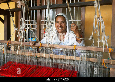 Ländliche Dame arbeitet auf Textile Webstuhl Wirtschaftsinitiative begonnen von NGO Chinmaya Organisation der ländlichen Entwicklung Stockfoto