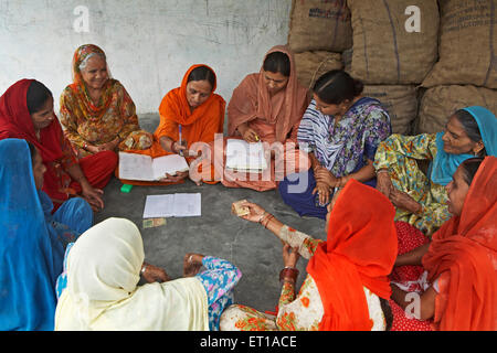 Frauen Freiwillige NGO Chinmaya Organisation der ländlichen Entwicklung Schnur sammeln Beitrag von Mitgliedern Stockfoto