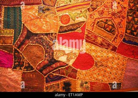 Indisches Handwerk der Rajasthani-Collage arbeitet mit bunten Kleidungsstücken, die als Wanddekoration verwendet werden, Rajasthan, Indien, Asien Stockfoto