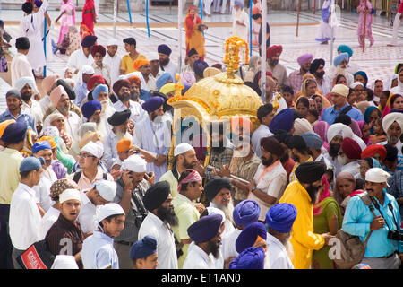 Sikh-Männer die Prozession anlässlich des Guru Ramdas Jayanti herausnehmen; Swarn Mandir Golden Tempel; Amritsar Stockfoto