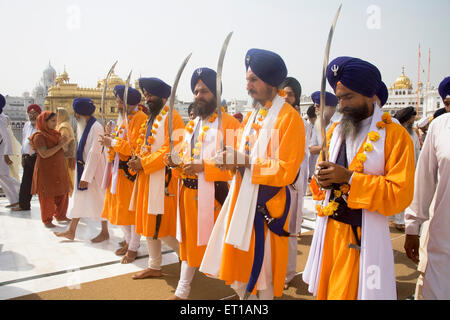 Farbe Orange gekleidet Sikh Männer, die die Prozession Guru Ramdas Jayanti drausen Akal Takht; Swarn Mandir Golden Tempel; Amritsar Stockfoto