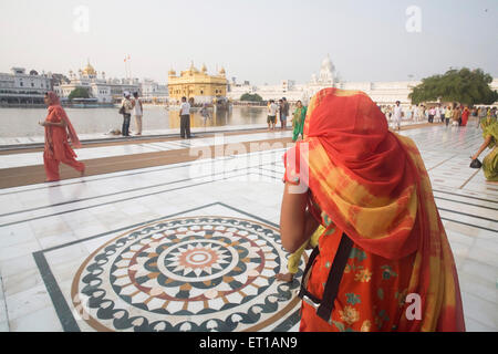 Sikh Anhänger verbeugte sich Hari Mandir Sahib und beten; Florales Design Marmor Muster; Swarn Mandir Golden Tempel; Amritsar Stockfoto
