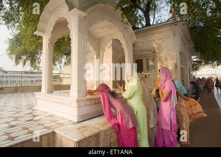 Sikh Anhänger verbeugte sich Hari Mandir Sahib und beten; Florales Design Marmor Muster; Swarn Mandir Golden Tempel; Amritsar Stockfoto