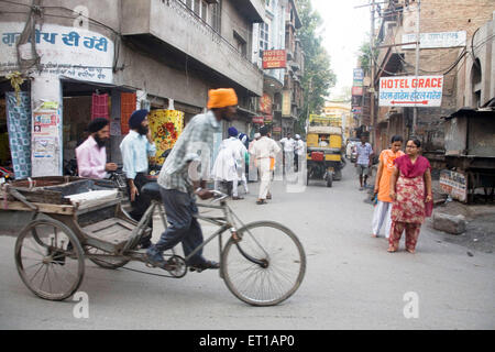 Straßenszene Fahrradrikscha tragen Sikh Mann in einer Gasse in der Nähe von Swarn Mandir Golden Tempel; Amritsar; Punjab; Indien Stockfoto