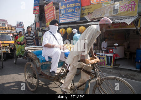 Straßenbild; Mittelschicht Sikh Mann auf die Fahrradrikscha; Amritsar; Punjab; Indien Stockfoto