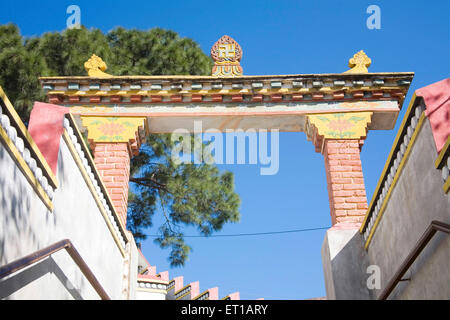 Gate, tibetische Architektur, McLeod Ganj, McLeodganj, Little Lhasa, Dhasa, Dharamshala, Distrikt Kangra, Himachal Pradesh, Indien Stockfoto