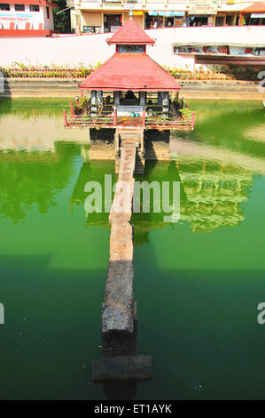 Tempelteich; Shri Krishna Matha; Shri Krishna Math Tempel; Udupi Shri Krishna Tempel; Hindu Tempel; Udupi; Karnataka; Indien Stockfoto